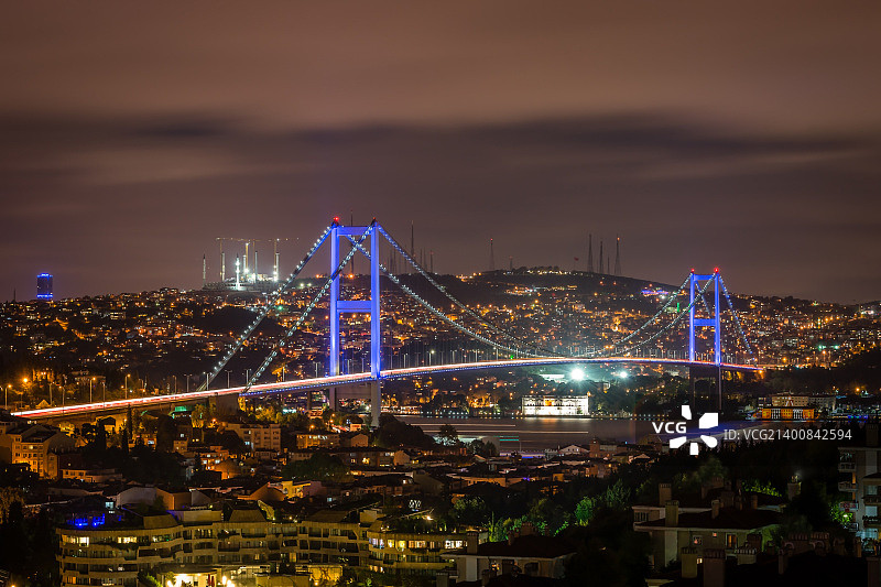 伊斯坦布尔夜景：博斯普鲁斯海峡大桥图片素材