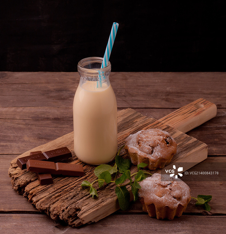 纸杯蛋糕和香草奶昔图片素材