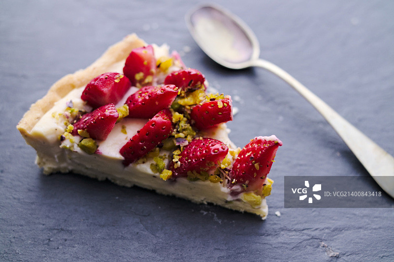 开心果草莓挞切片和复古银勺图片素材