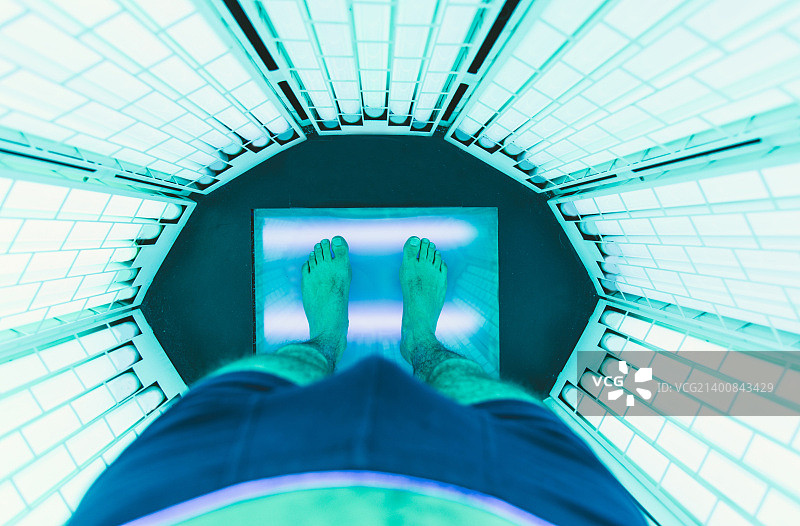 在日光浴室接受紫外线治疗的人图片素材