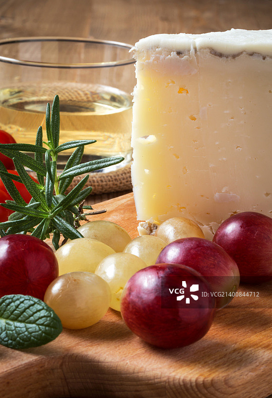 曼彻格奶酪配葡萄、薄荷和迷迭香图片素材