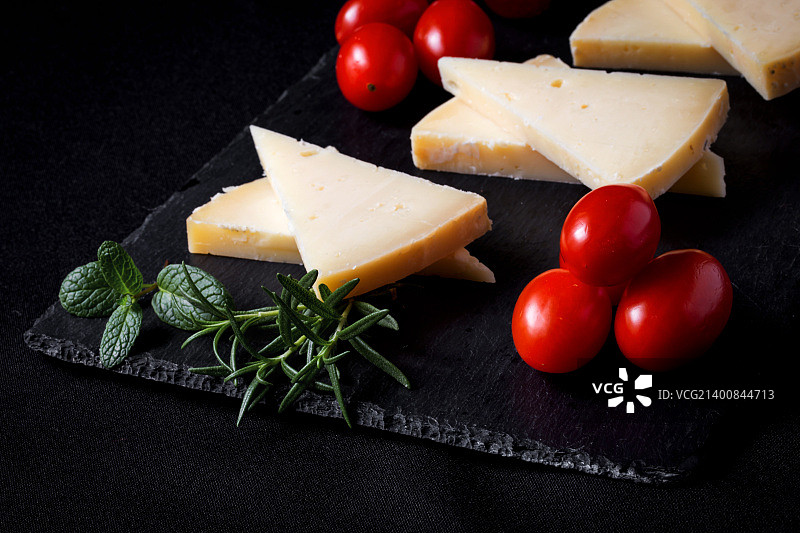 曼彻格奶酪配葡萄、薄荷和迷迭香图片素材