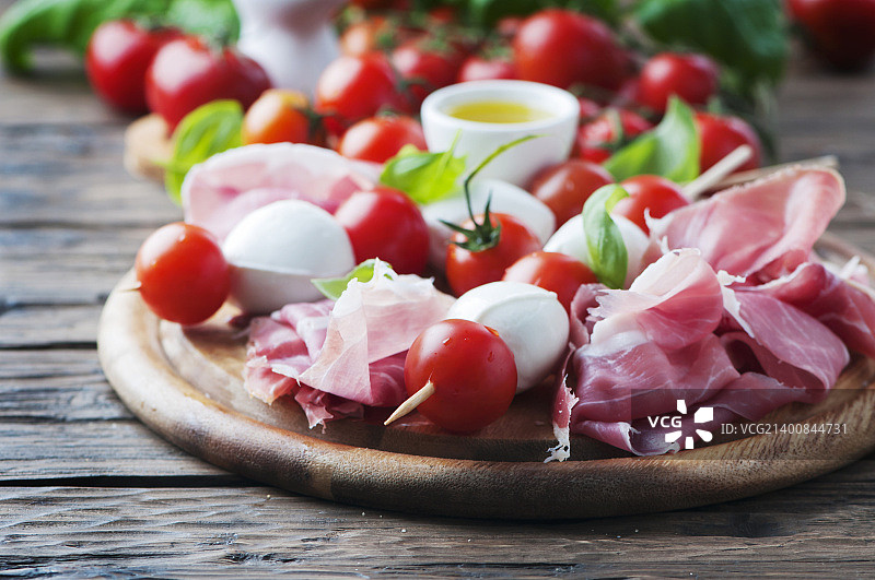 新鲜意式火腿，配罗勒和马苏里拉图片素材