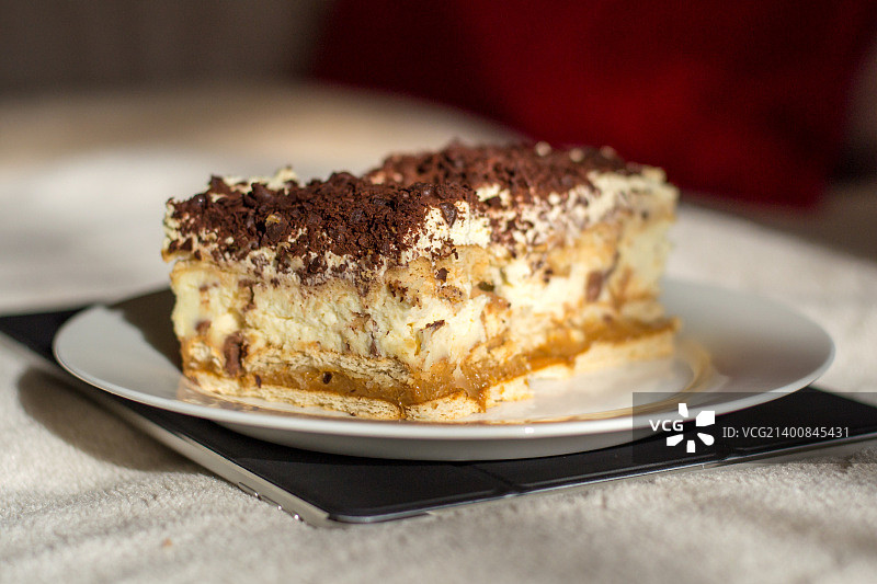 桌上盘中蛋糕特写图片素材