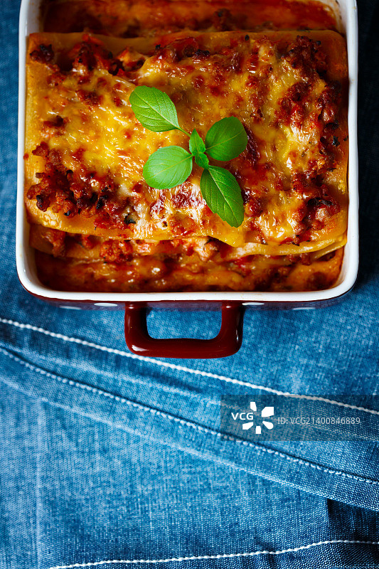 意大利美食。烤宽面条盘。顶视图。图片素材