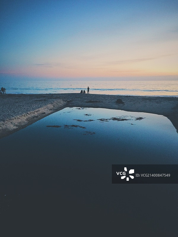 黄昏时分的泻湖图片素材