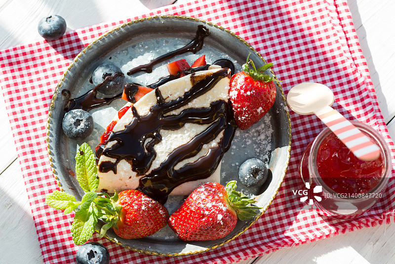 草莓蓝莓可丽饼图片素材