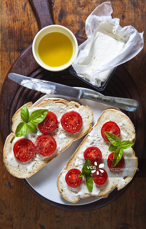 意式烤面包片配软奶酪、罗勒和樱桃番茄图片素材