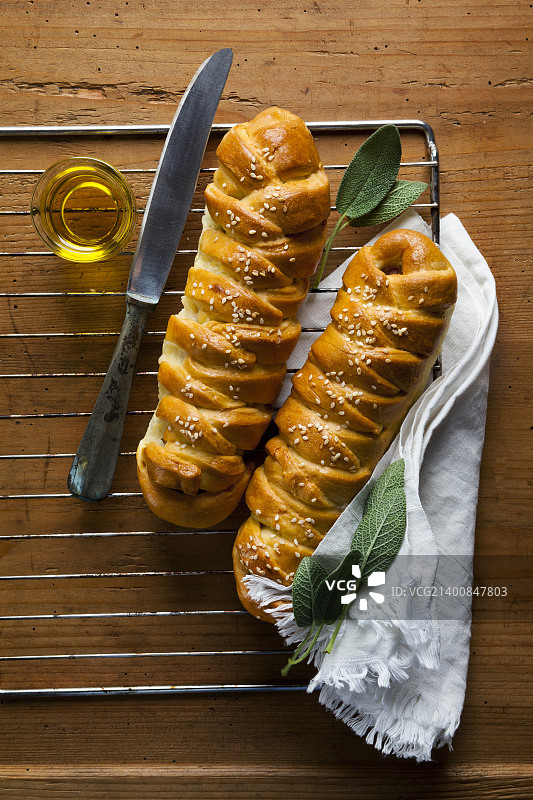 烤盘上新鲜出炉的咸味辫子面包图片素材