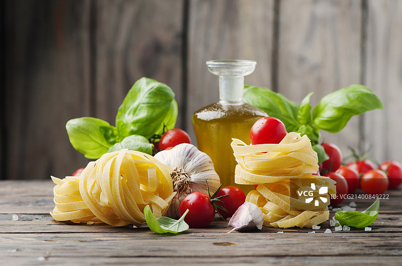 新鲜番茄罗勒橄榄油意面图片素材