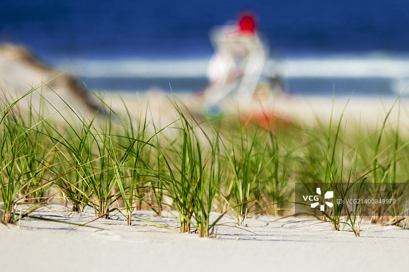 炎热晴朗的一天，在海滩上值班的救生员图片素材