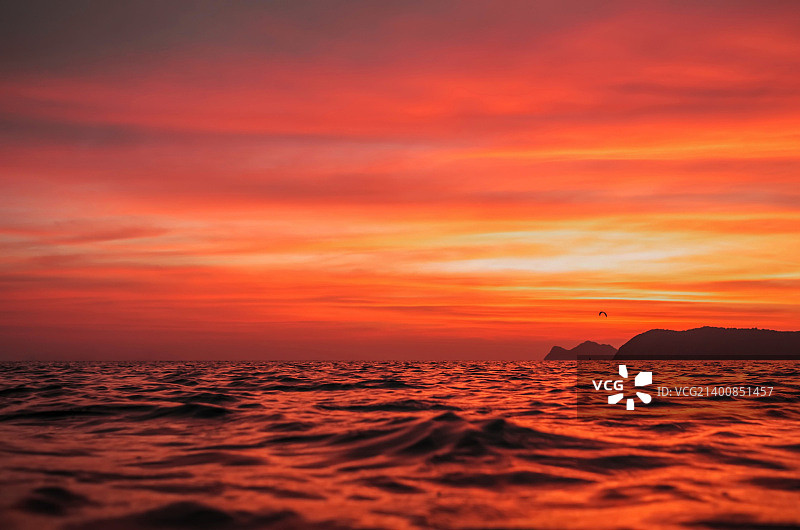 燃烧的云彩与帆板运动图片素材