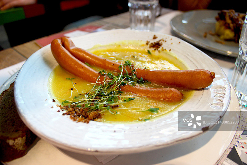 美味的法兰克福香肠配汤图片素材