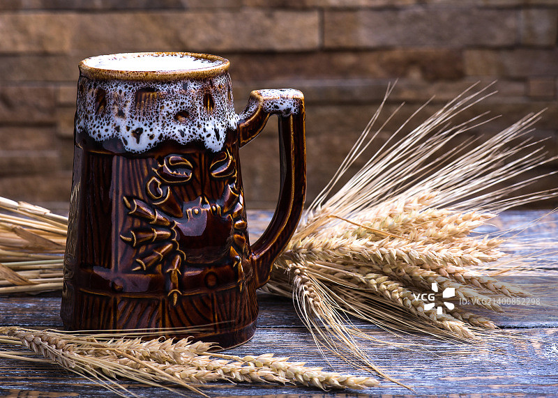 木质背景上的啤酒杯图片素材