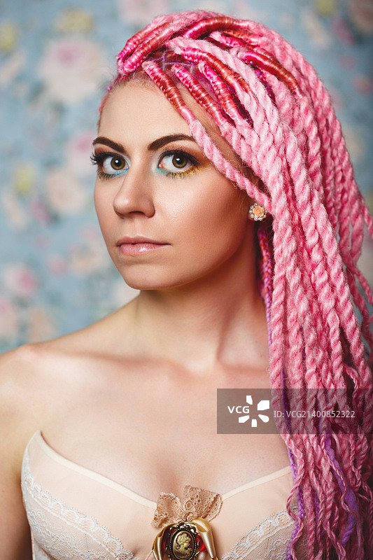 穿着紧身胸衣的年轻女模特图片素材