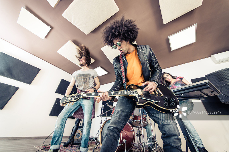 在录音室演奏硬摇滚的摇滚乐队图片素材
