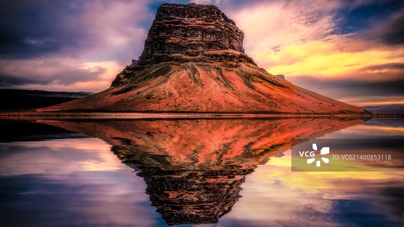 倒影岩石图片素材