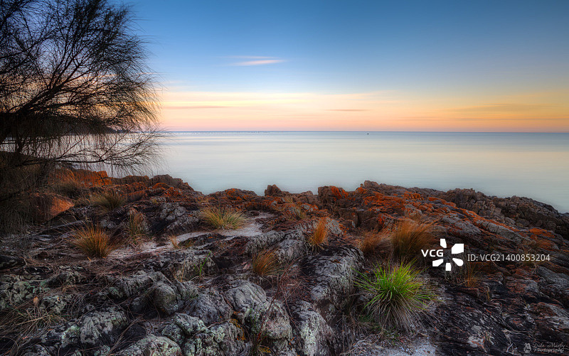 绿草如茵的小山丘图片素材