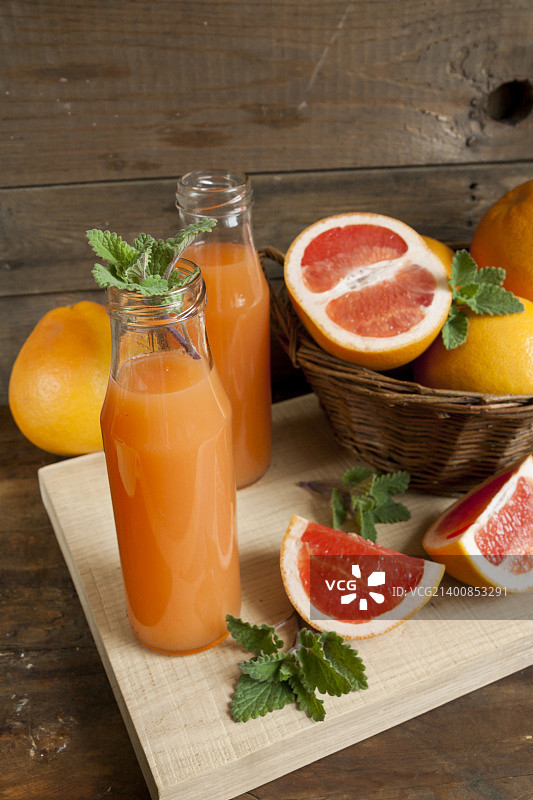 小瓶装天然新鲜葡萄柚汁图片素材