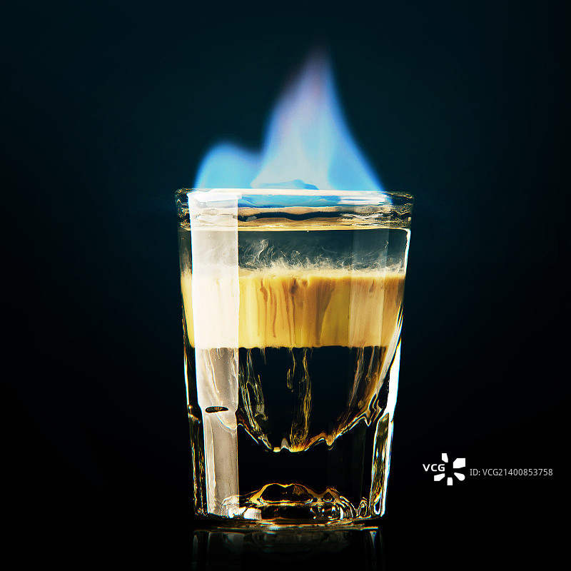 燃烧着蓝色火焰的烈酒图片素材