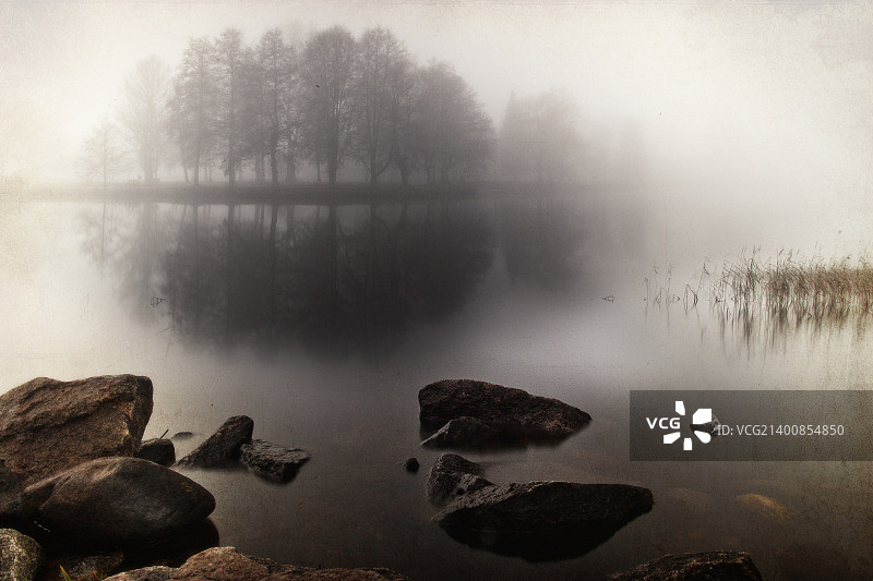 寂静的水面，漂浮的羽毛图片素材