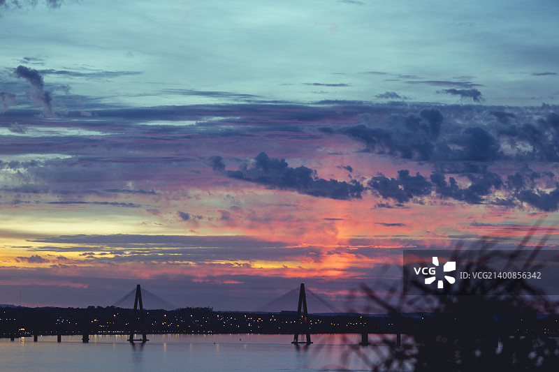 城市在苏醒图片素材