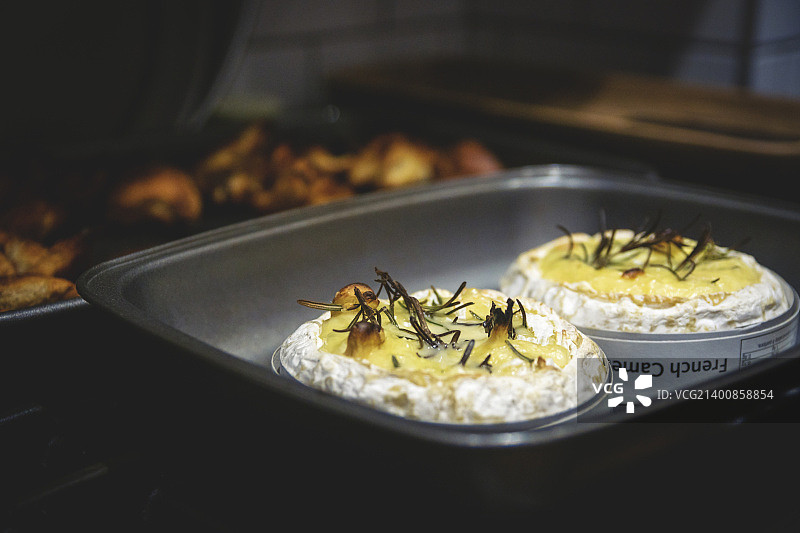 卡门贝尔奶酪配烟熏大蒜和迷迭香图片素材