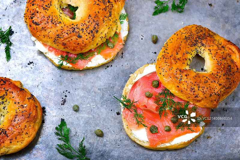 带有烟熏三文鱼和奶油奶酪的百吉饼图片素材