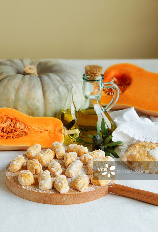 准备烹饪的自制南瓜面疙瘩图片素材