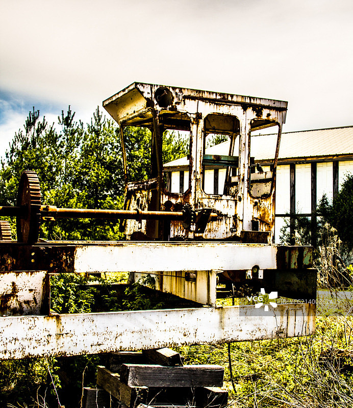 生锈的锯木厂棚图片素材