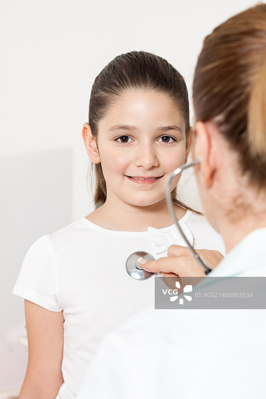 与儿科医生在一起的年轻漂亮女孩图片素材