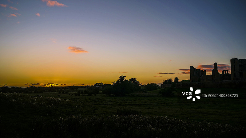 八月日落下的凯尼尔沃思城堡图片素材