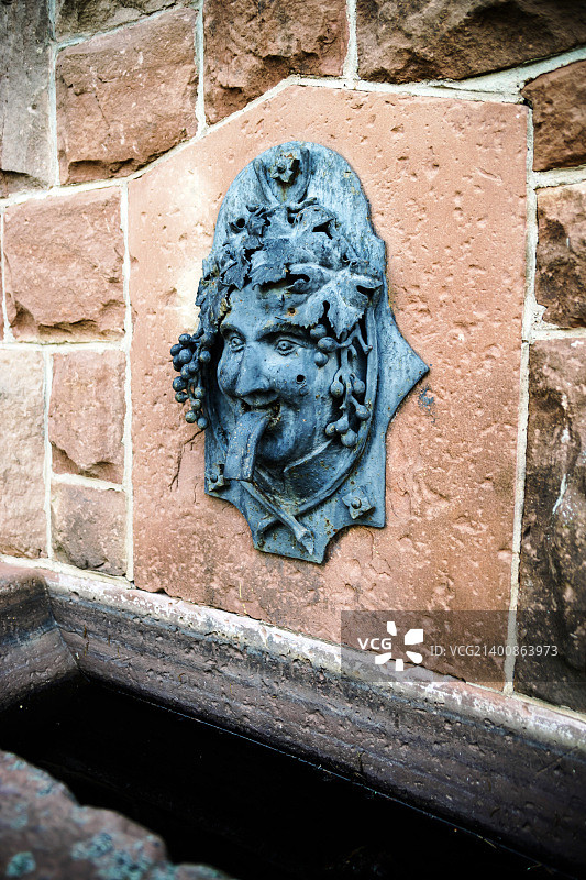 酒神头像的趣味浮雕图片素材