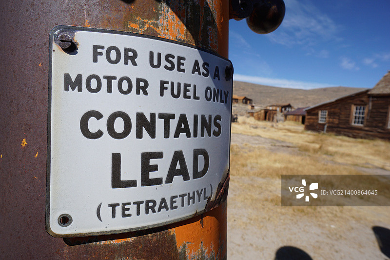 博迪鬼镇：加油站警告图片素材