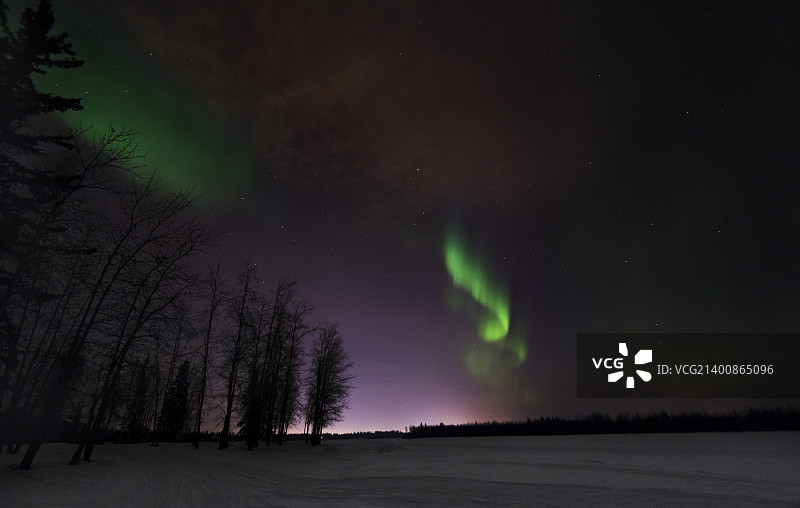 四月切纳河上的极光图片素材