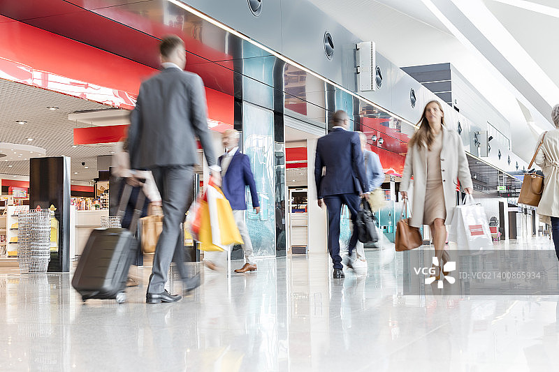 在机场大厅行走的游客图片素材