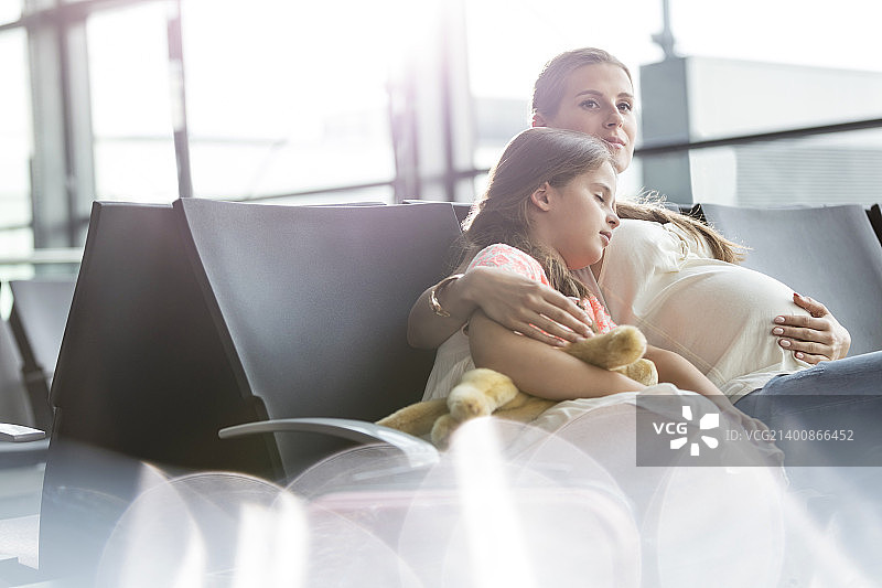 孕妇和女儿在机场候机区休息图片素材