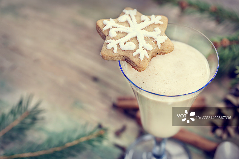 圣诞和新年蛋奶酒鸡尾酒图片素材