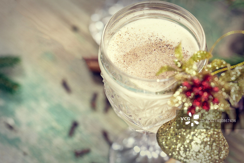 圣诞和新年蛋奶酒鸡尾酒图片素材
