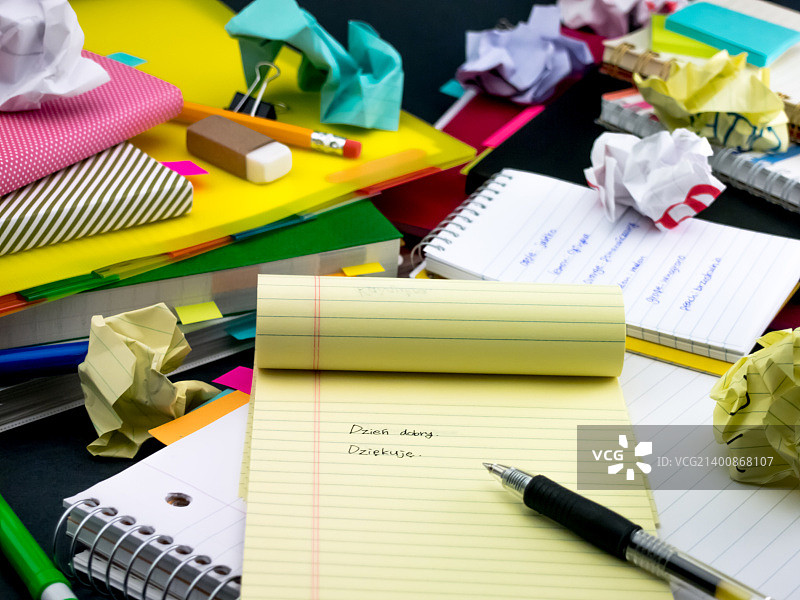 学习新语言在笔记本上多次写单词图片素材