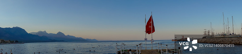 小木码头和随风飘扬的红色国旗图片素材