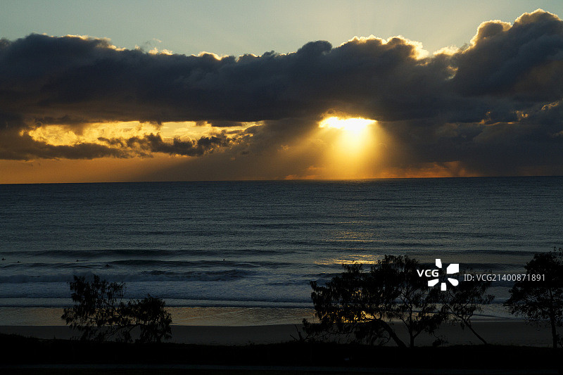 马鲁奇郡—太平洋上的日出图片素材