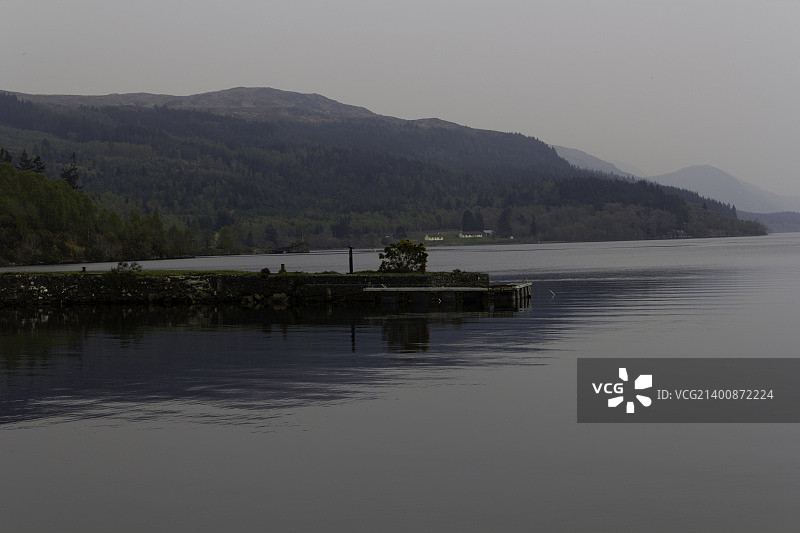 伸入苏格兰尼斯湖水域的码头图片素材