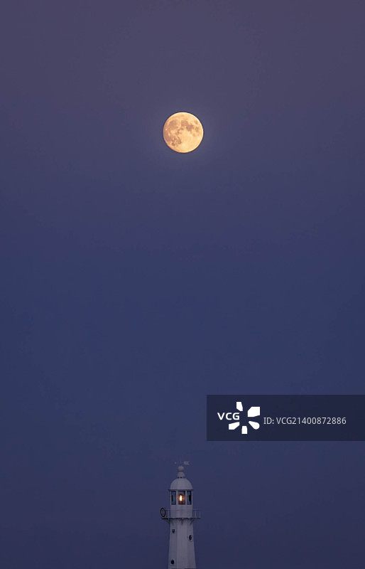 梅瓦吉西灯塔上的满月图片素材