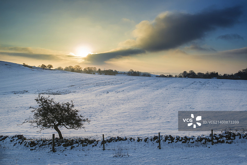 雪覆盖的冬季乡村美丽冬景图片素材