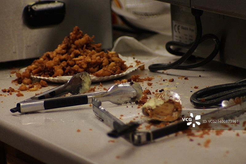 烹饪漏斗蛋糕后的狼藉图片素材