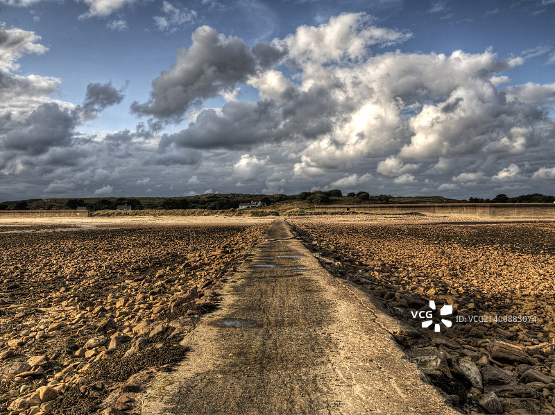 奥尔德尼岛拉兹堡的堤道图片素材