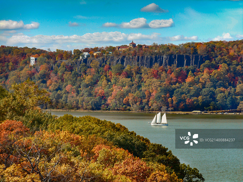 哈德逊河悬崖和帆船图片素材