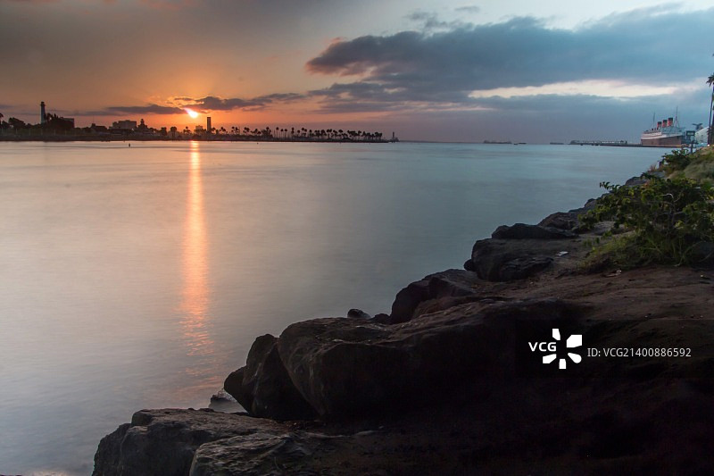 长滩港口的日出，右侧可见玛丽皇后号图片素材