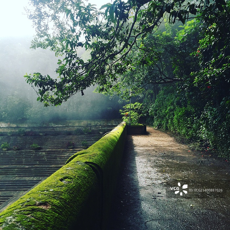 季风侵蚀的古堡图片素材